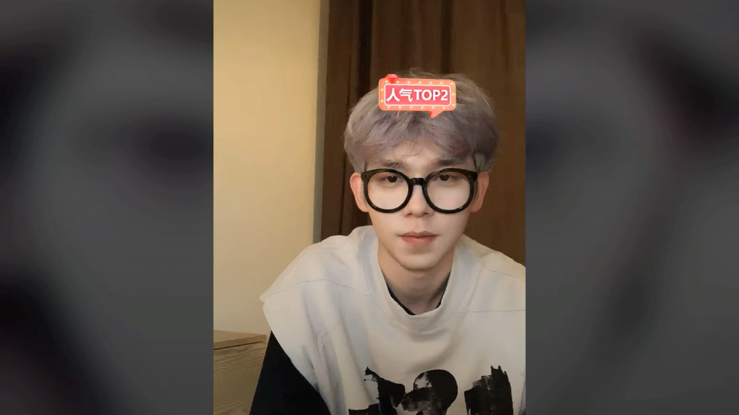 20220524不高兴的小八两个贴贴