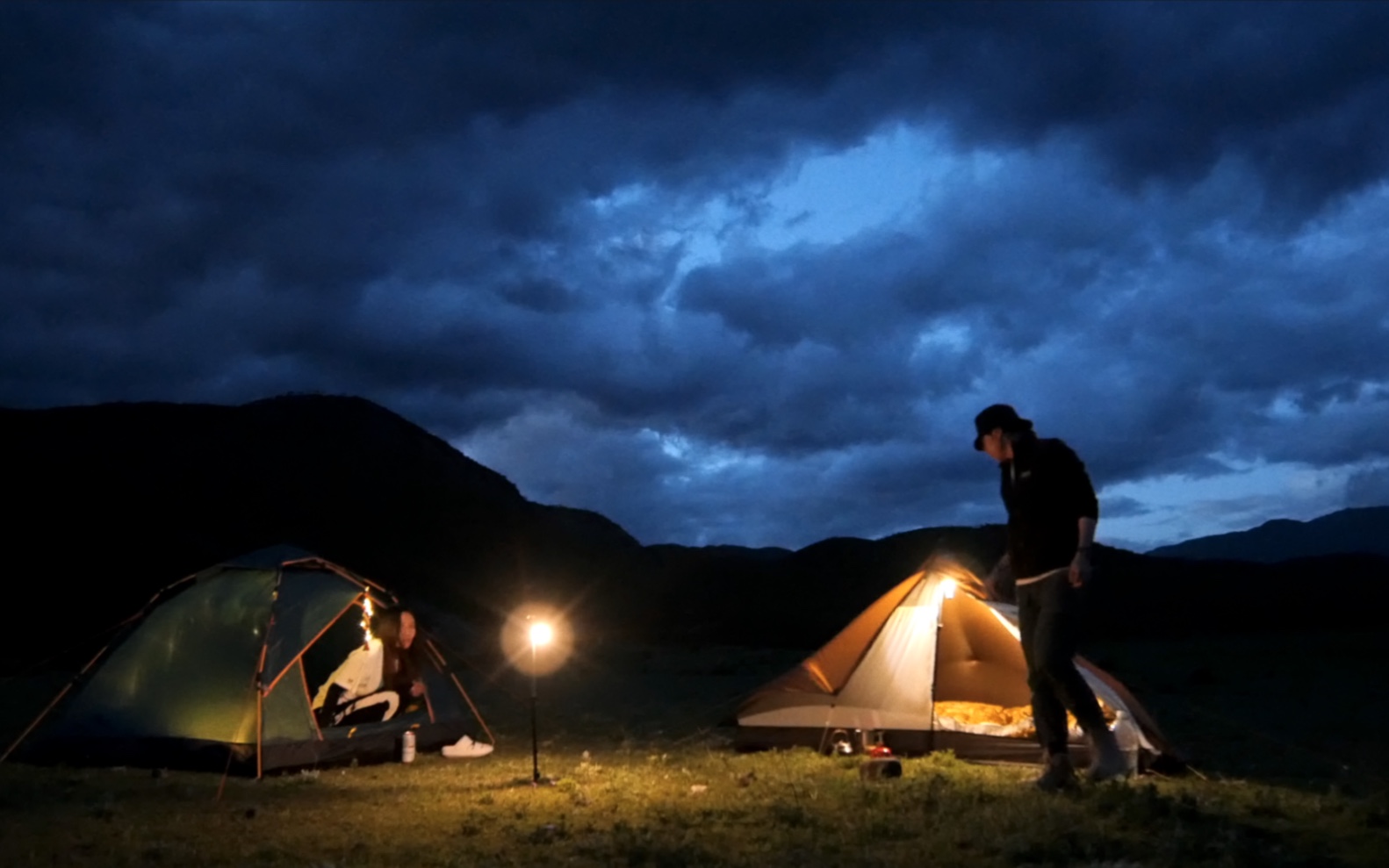 玉龙雪山脚下露营