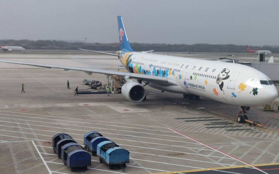 南航进博号滑至停机位_哔哩哔哩 (゜-゜)つロ 干杯~-bilibili