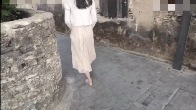 小丽海南旅游赤脚逛菜市场,脚底黝黑