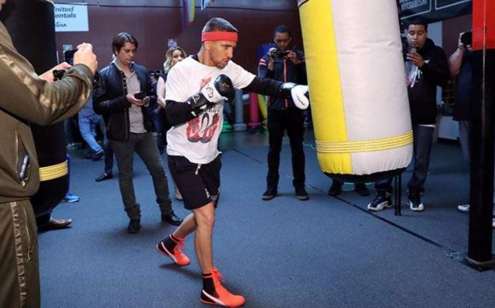 拳击瞭望洛马琴科的重沙袋击打练习2