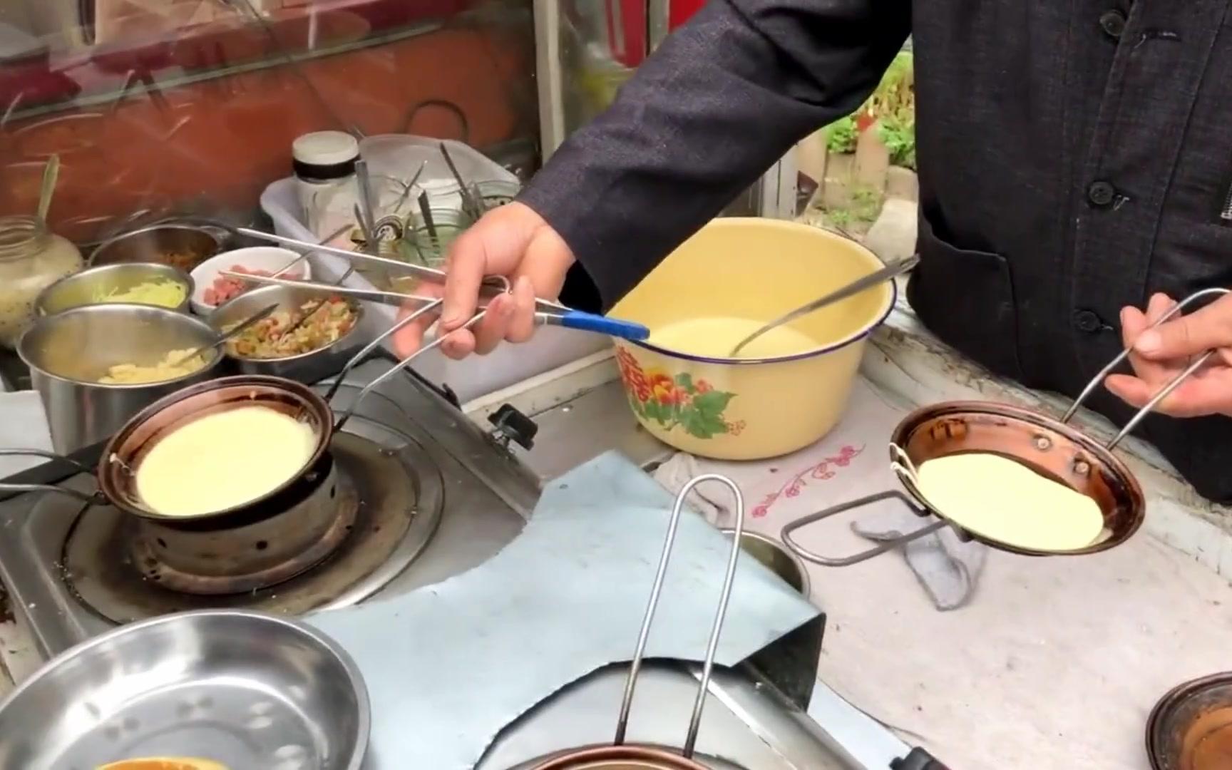 大叔街头卖特制蛋烘糕,软糯可口,像缩小版煎饼果子!哔哩哔哩bilibili