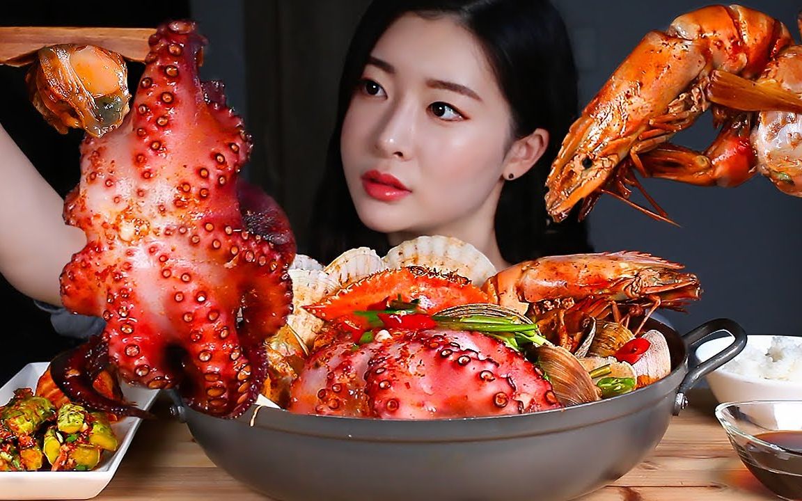 韩国吃播看小姐姐吃辣海鲜汤巨大的章鱼虎王虾扇贝螃蟹贝壳海鲜