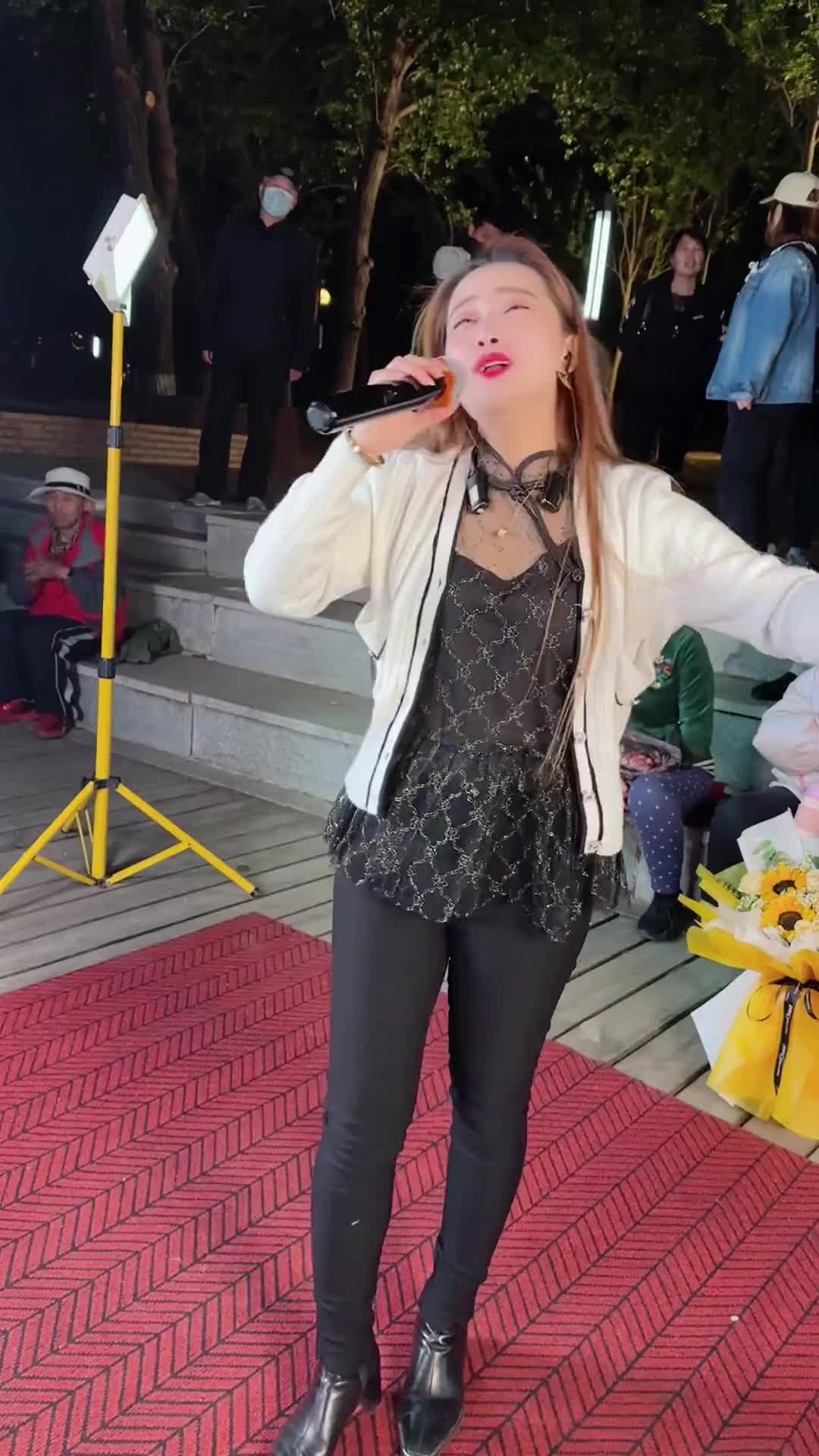 鞍山大晨辰大晨辰真人真唱招牌笑容户外唱歌