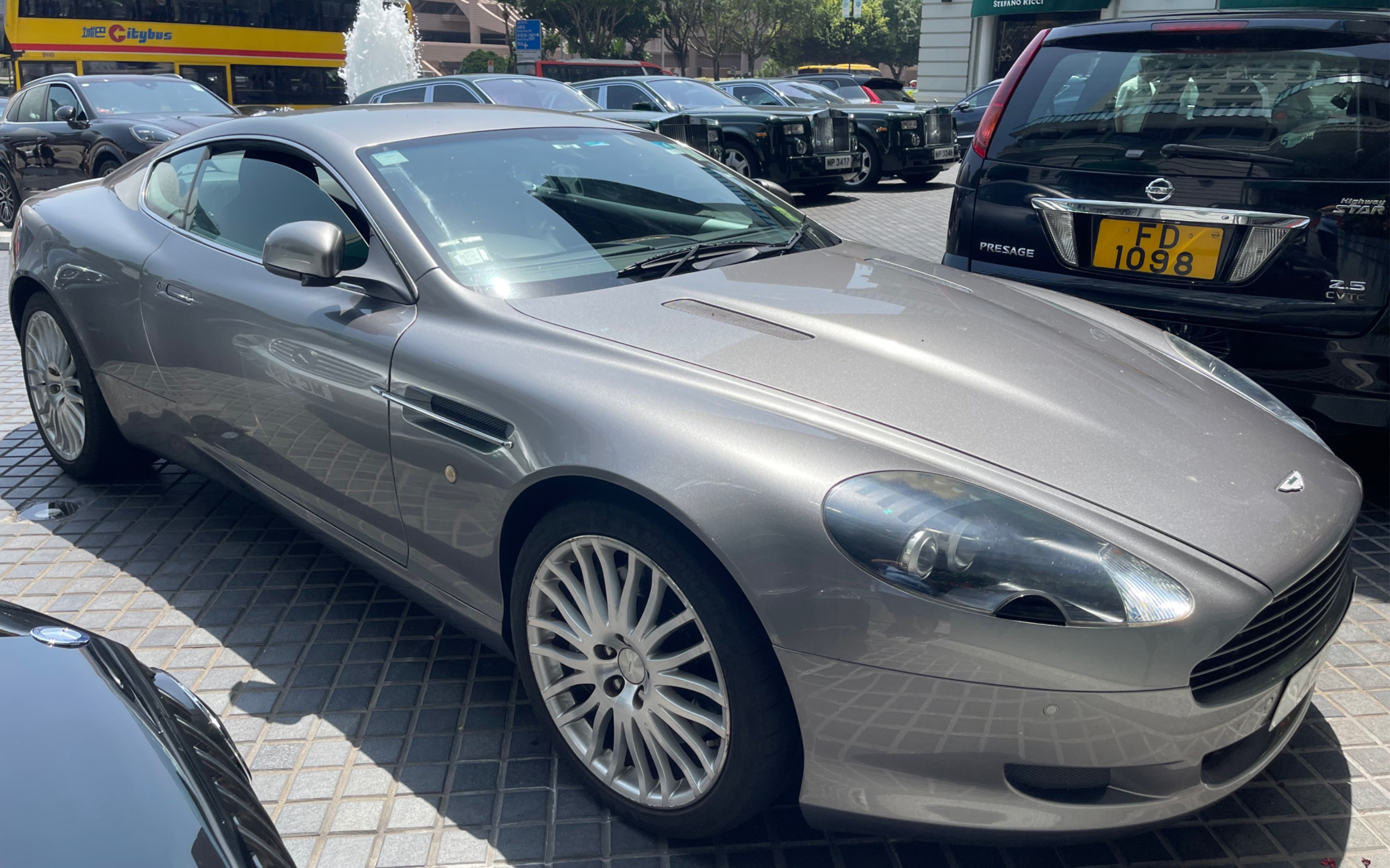 coupe】像银色又像是金色的独特颜色估计只有阿斯顿-马丁db9才能驾驭