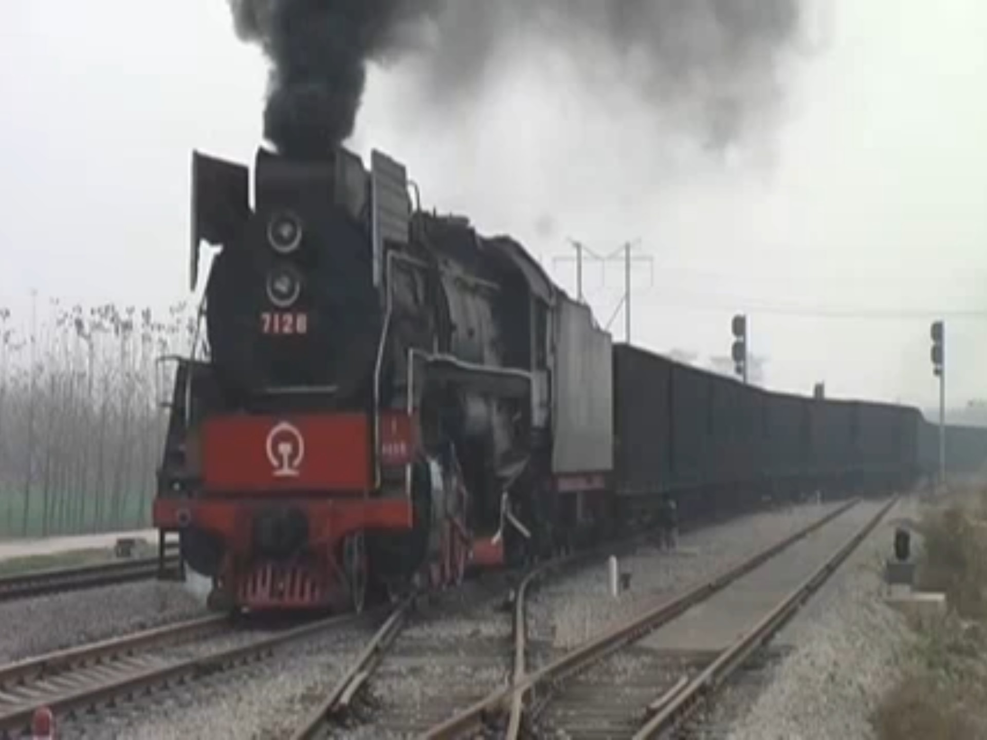 2006年秋季日本车迷拍摄的山东邹城兖州煤矿专用线前进型蒸汽机车录像