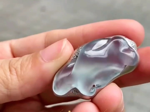 一举两得#天然翡翠 #高级珠宝 #镶嵌工艺 #翡翠随形 #吊坠挂件