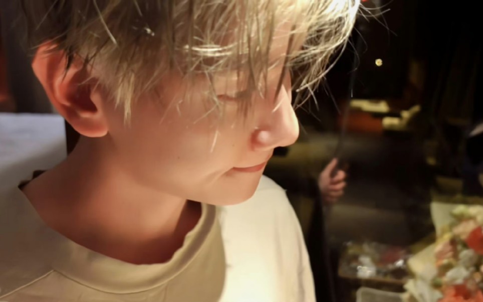 是湿发 白发边伯贤啊