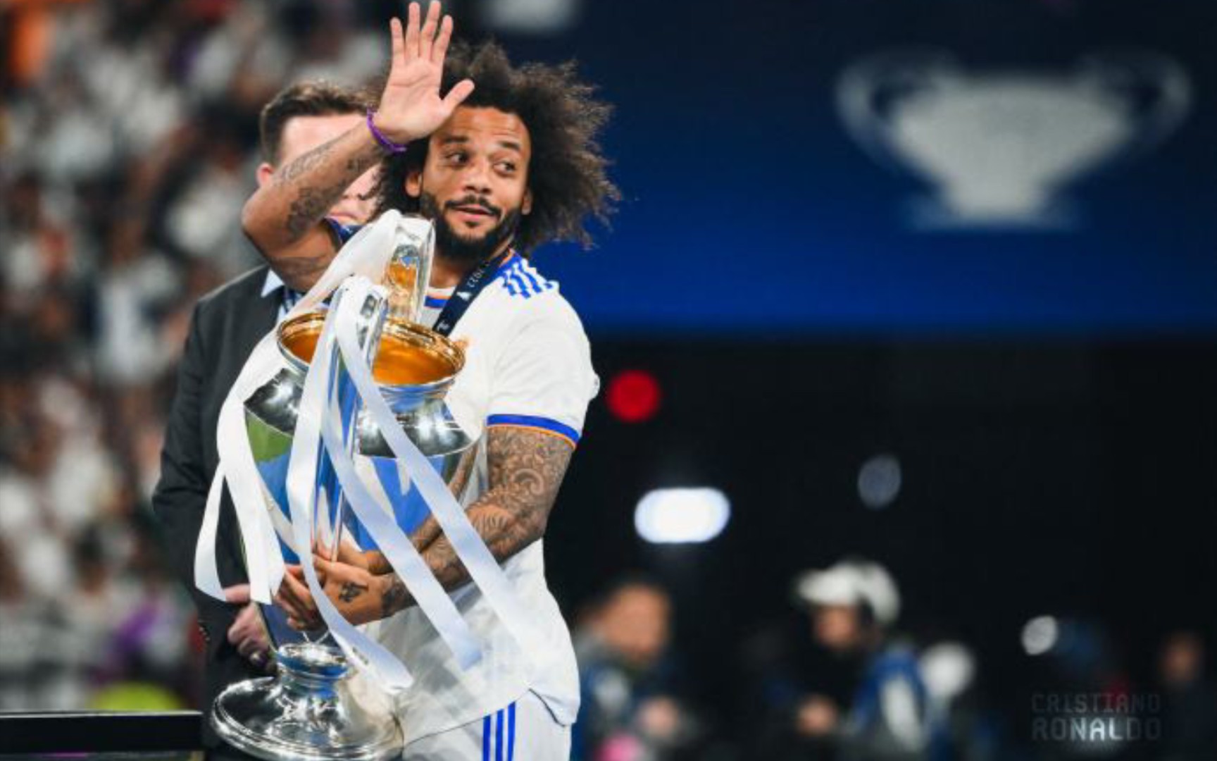 马塞洛含泪告别度过15年的皇马在庆祝仪式上马塞洛捧杯出场视频来源于