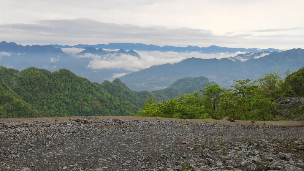 湖南省桑植县南滩草场去湖北铁炉白族乡的近路,砂石路下山有点难搞哦