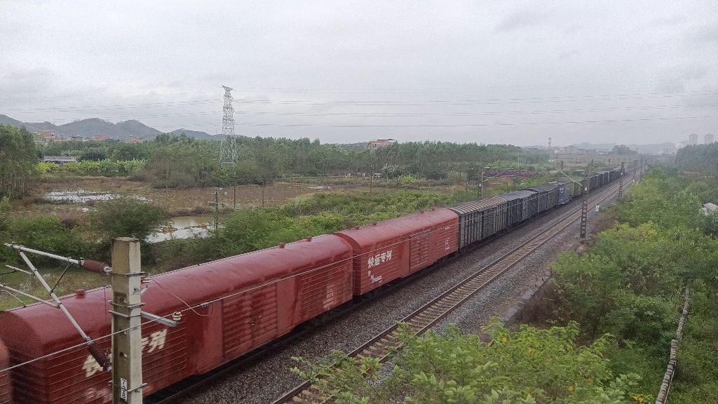 42051次列车通过去黎塘方向