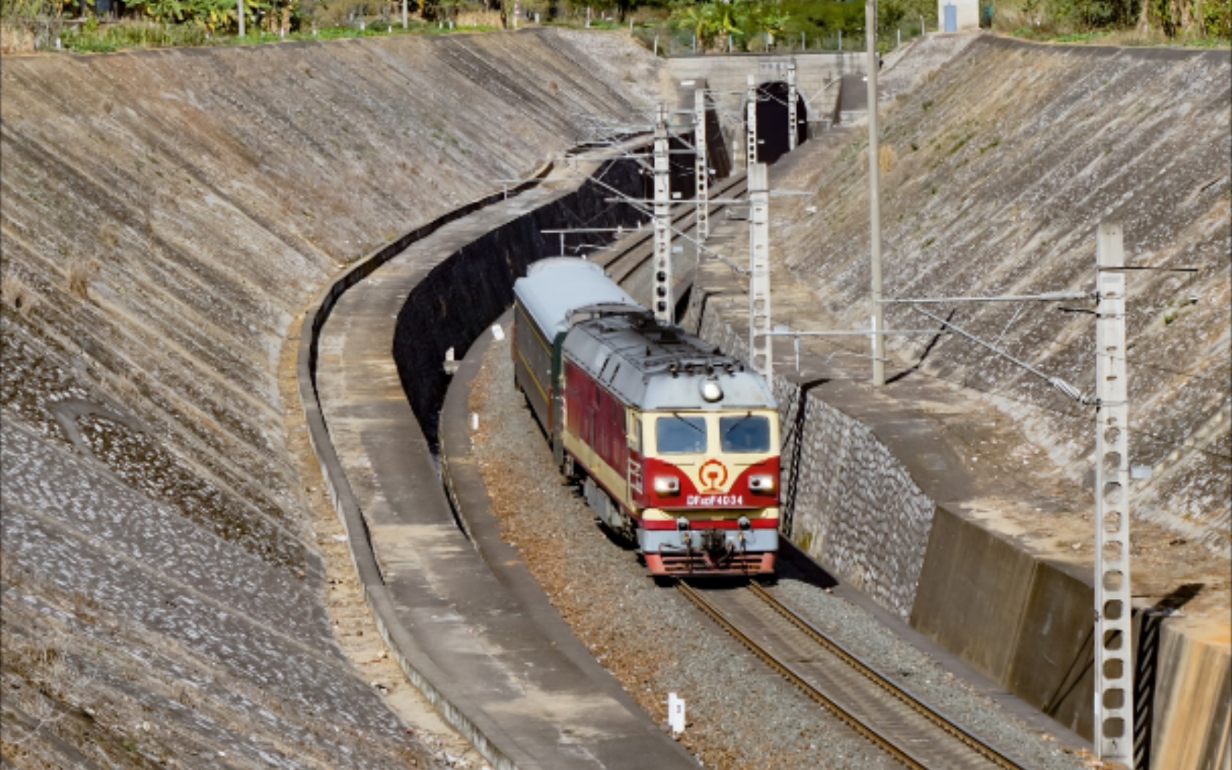 沿海公司df4df4034牵引57065次通勤通过804公里去那罗站方向