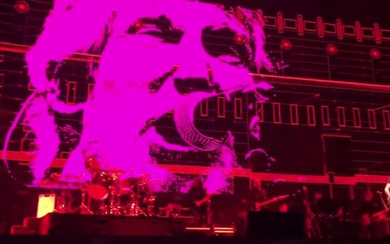 [图]平克弗洛伊德主唱怒斥特朗普 干翻特朗普和他的墙 Roger Waters - Pigs 沙漠之旅 六神合体演唱会 20161009