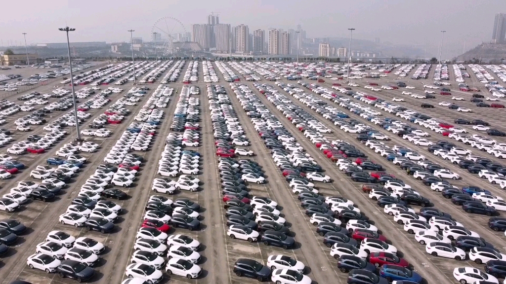实拍重庆长安福特停车场停了上万辆汽车太壮观了
