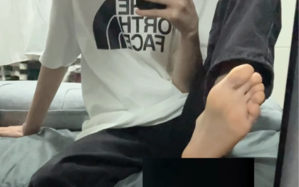 白袜帅哥脱袜日常