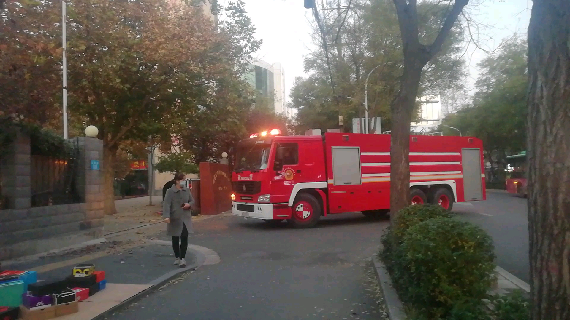 石家庄特勤消防豪沃重型水罐消防车出勤归队,年代感十足的老消防车哔哩哔哩bilibili