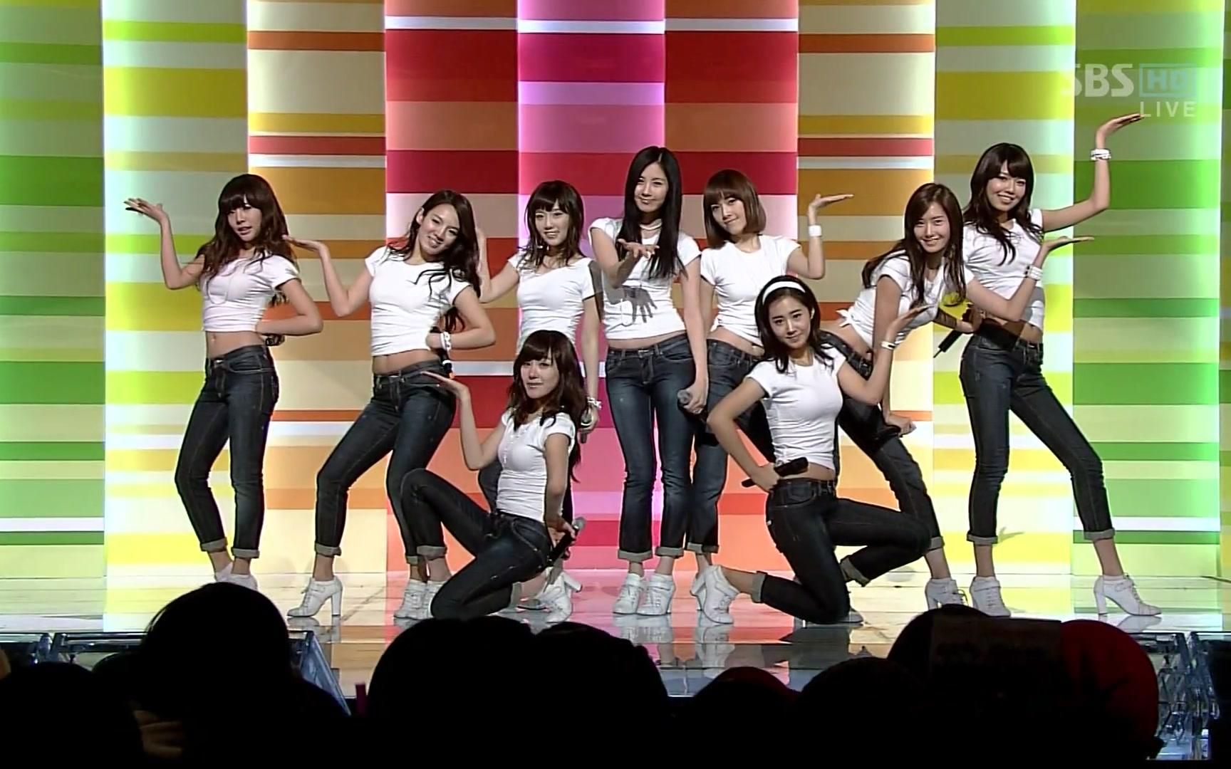 十年前的少女时代穿着t恤和牛仔裤唱着可爱又洗脑的歌