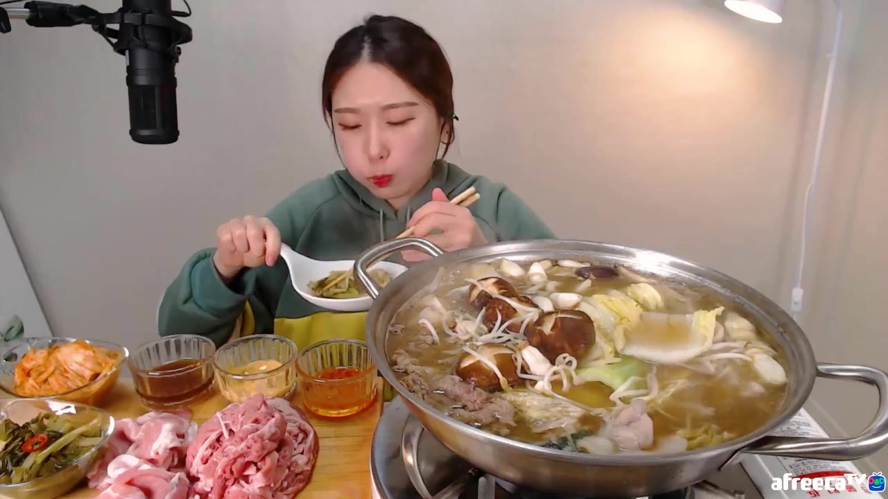 韩国吃播阿米亚ami小姐姐火锅牛肉猪肉涮涮涮涮吃吧!吃货放送!