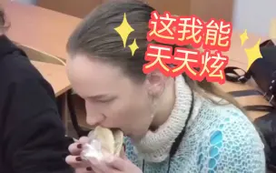 Скачать видео: 老外第一次吃肉夹馍，只叹没生在中国