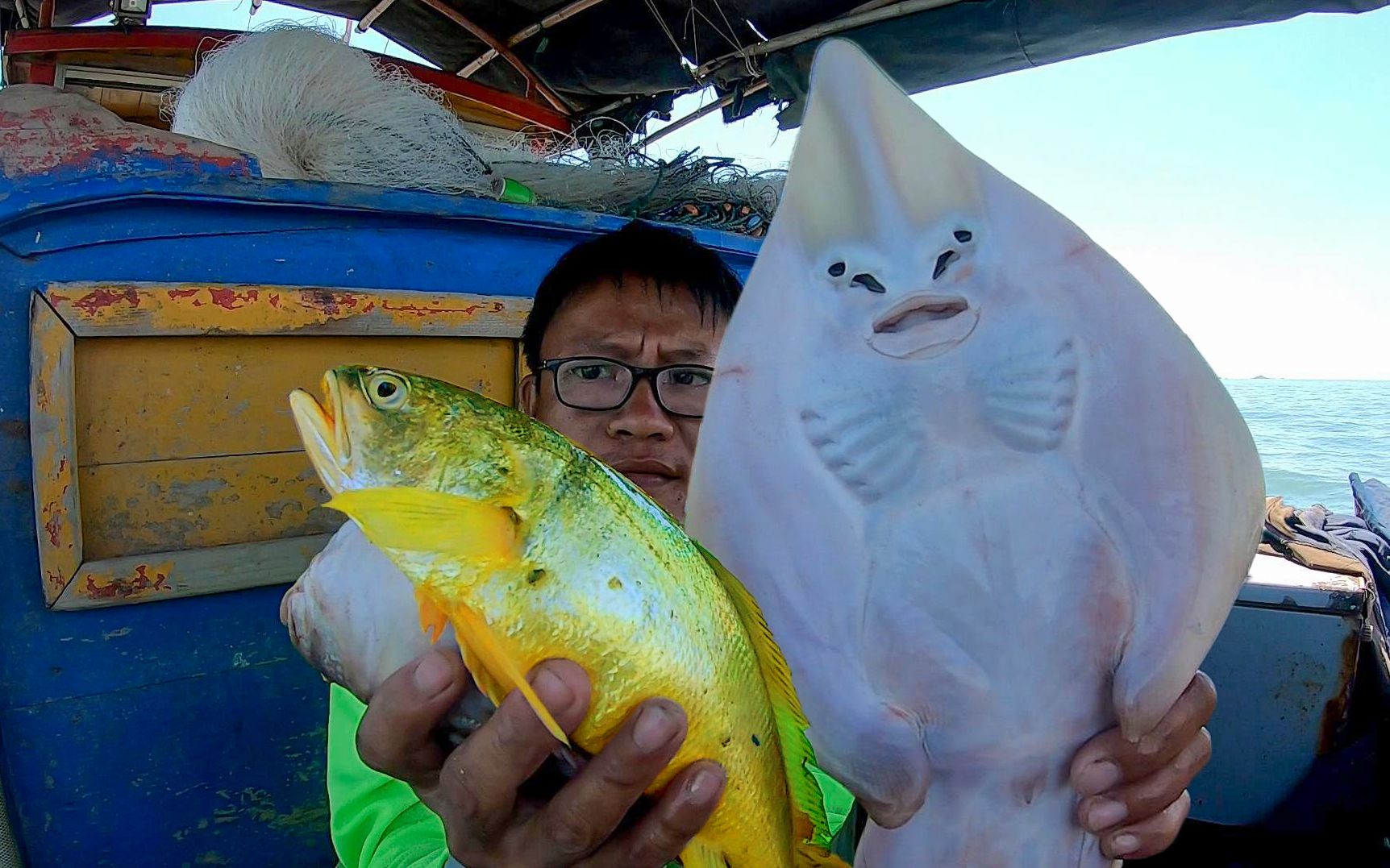 赶早出海收渔网,捕获一只像极人脸的怪鱼,大家猜这是什么鱼