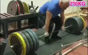 Скачать видео: 70岁俄罗斯大爷无腰带硬拉210KG