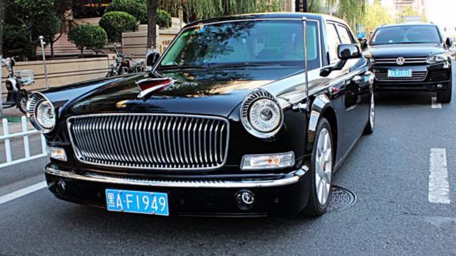 哈尔滨超牛红旗车,车牌号1949,跟上去就为了多看几眼