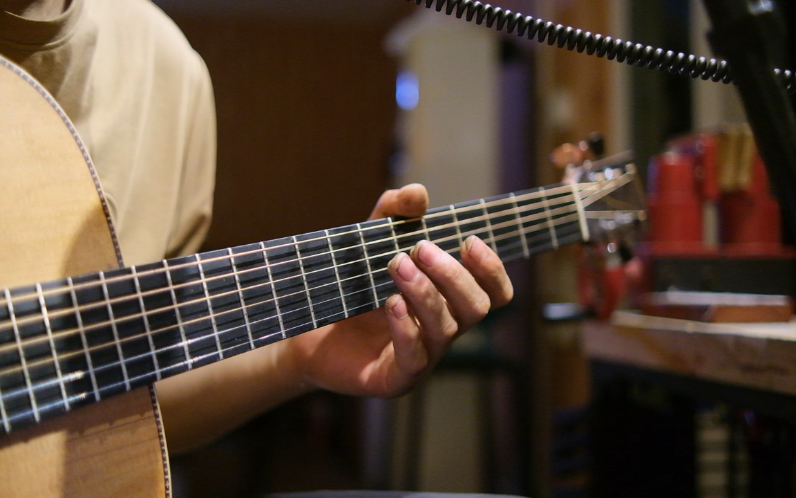 喝了酒后吉他弹唱一辈子的孤单当云盘记录了反正别人看不到