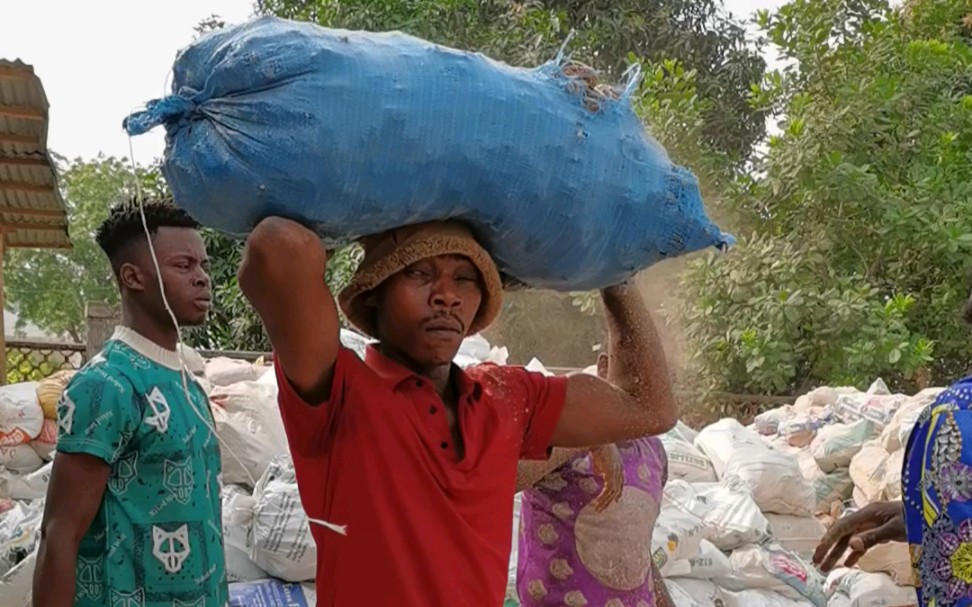 黑人搬石头,一百斤一袋