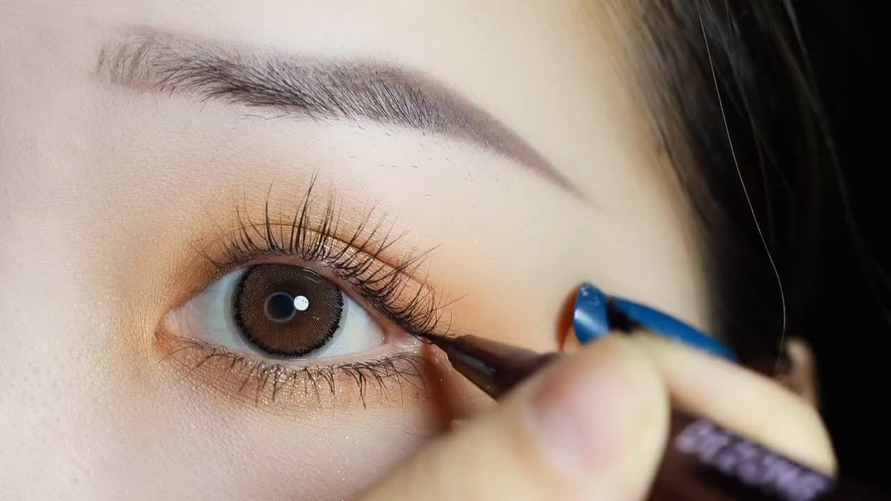 慢动作教你画半截式眼线 眼线