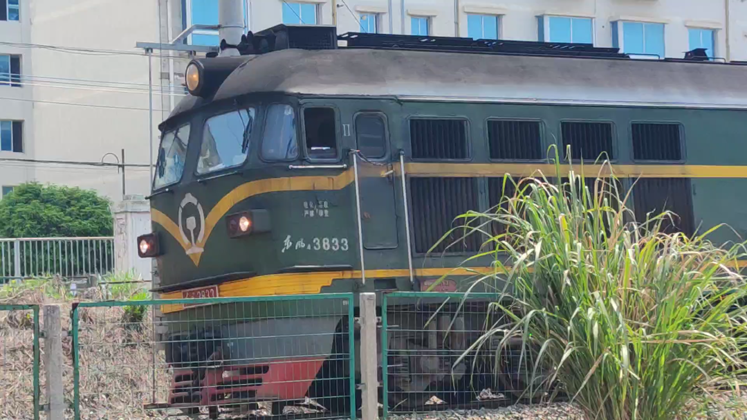 中国铁路东风4b型内燃机车谁在鹧