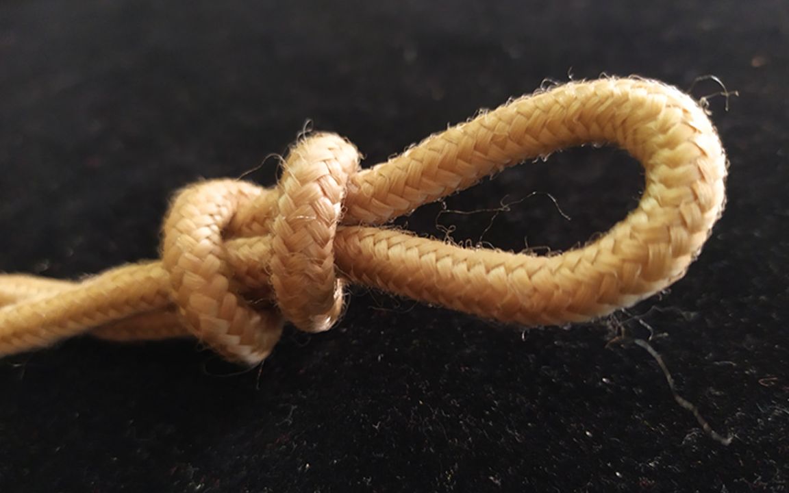 一种由单结演变而来的双圈活套绳结的打法