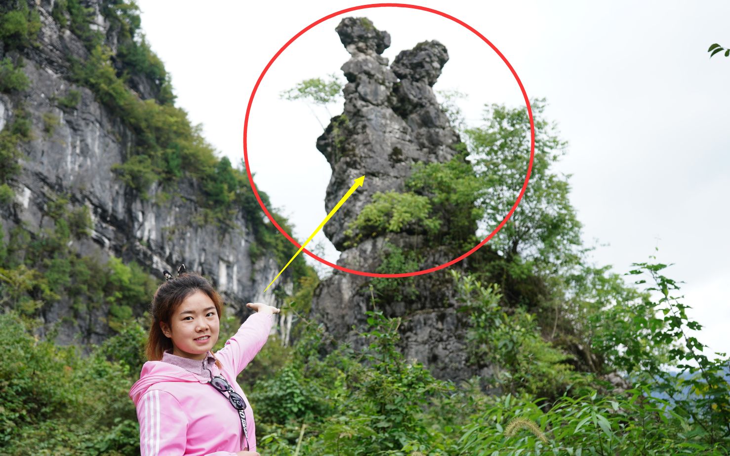 [图]农村女孩在大山里，发现一座纯天然山体夫妻石，竟没被人开发