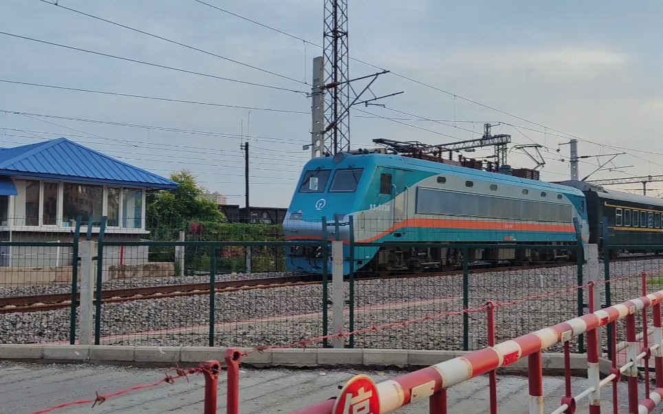 沈局辽段ss90036牵引k7501通过康宁道口