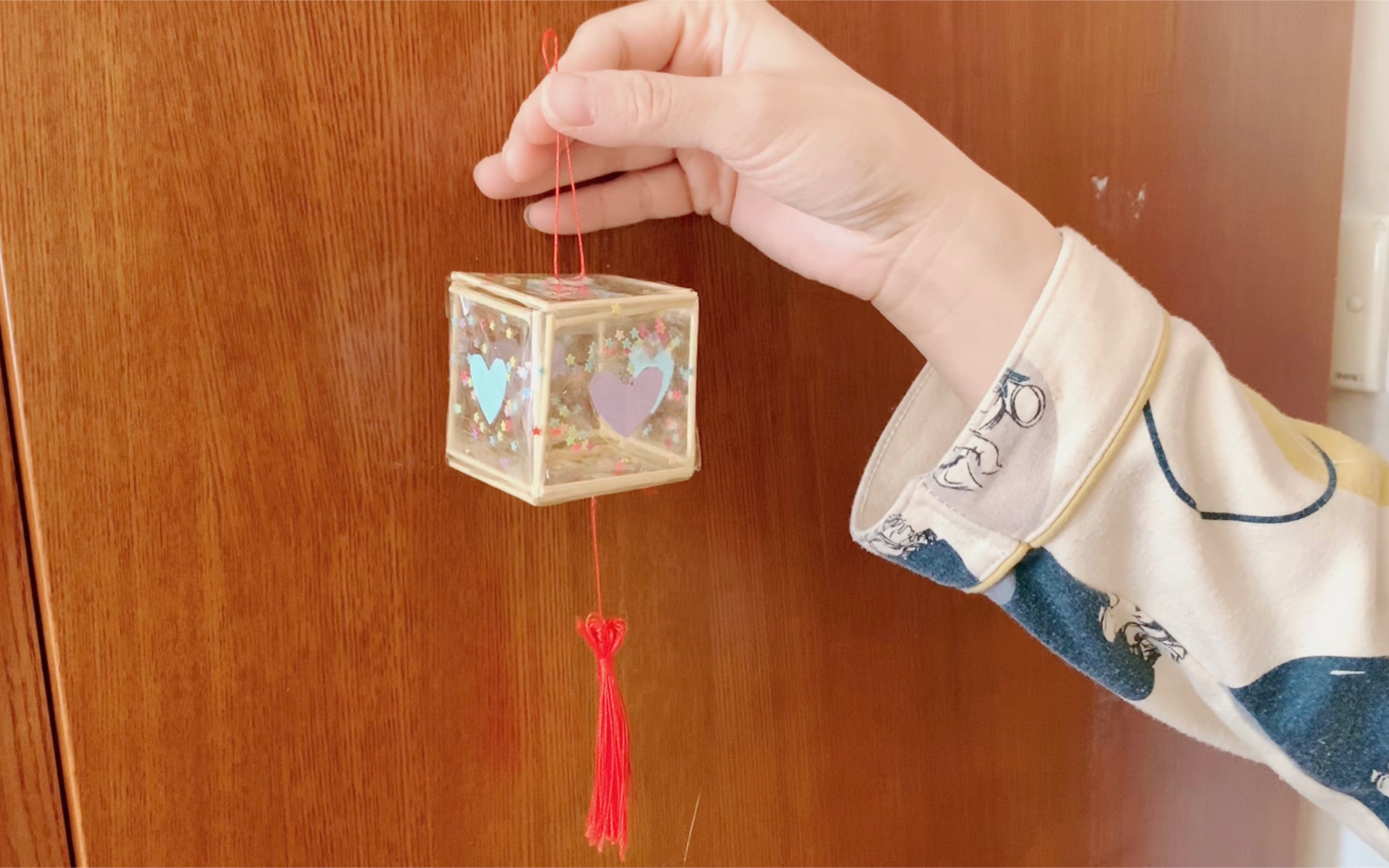 孩子想要灯笼玩,多亏网友提醒,原来用胶带和牙签就能做一个