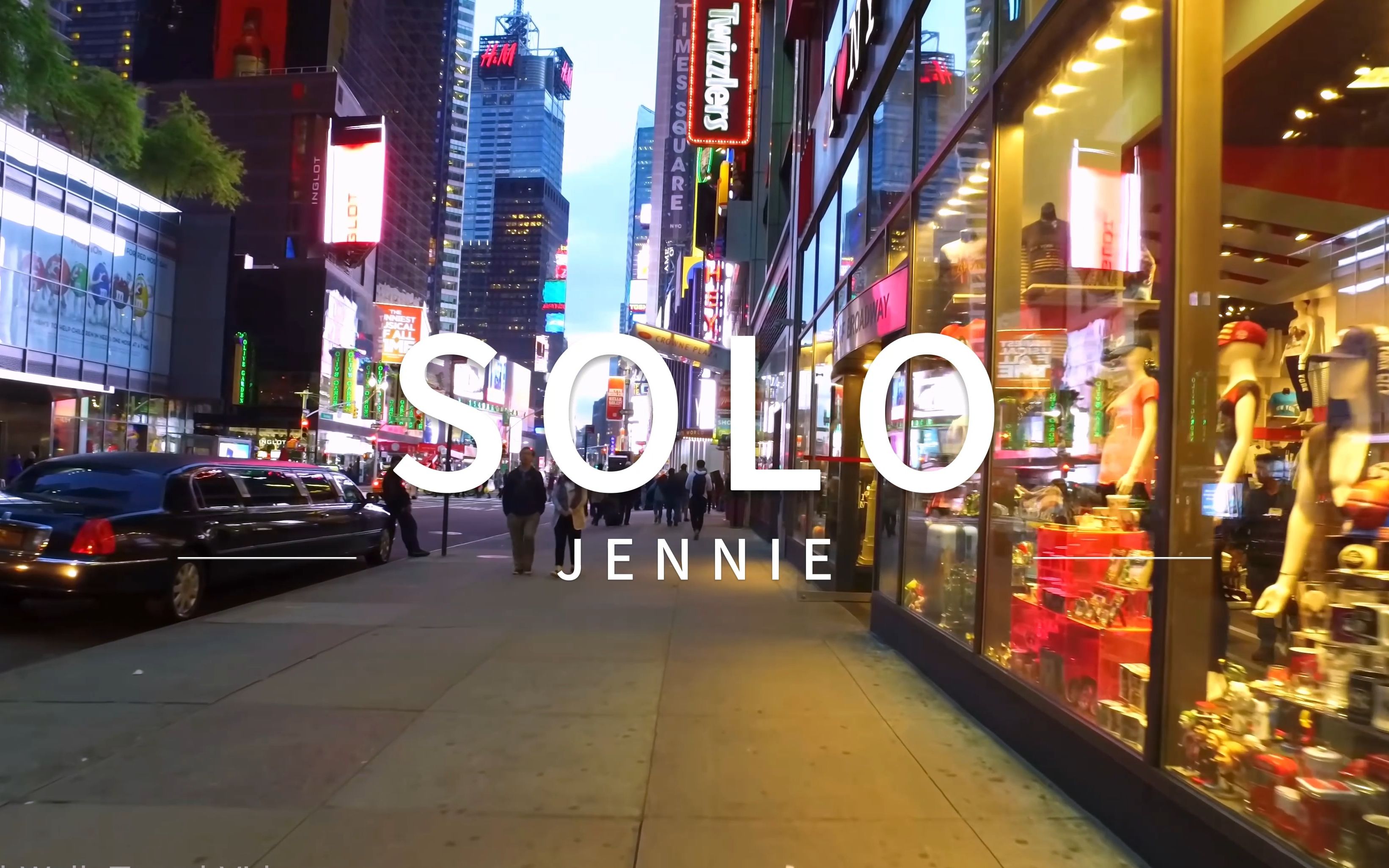 [图]【JENNIE】SOLO | 走在傍晚的繁华城市街头 音乐响起整个广场~（带耳机）