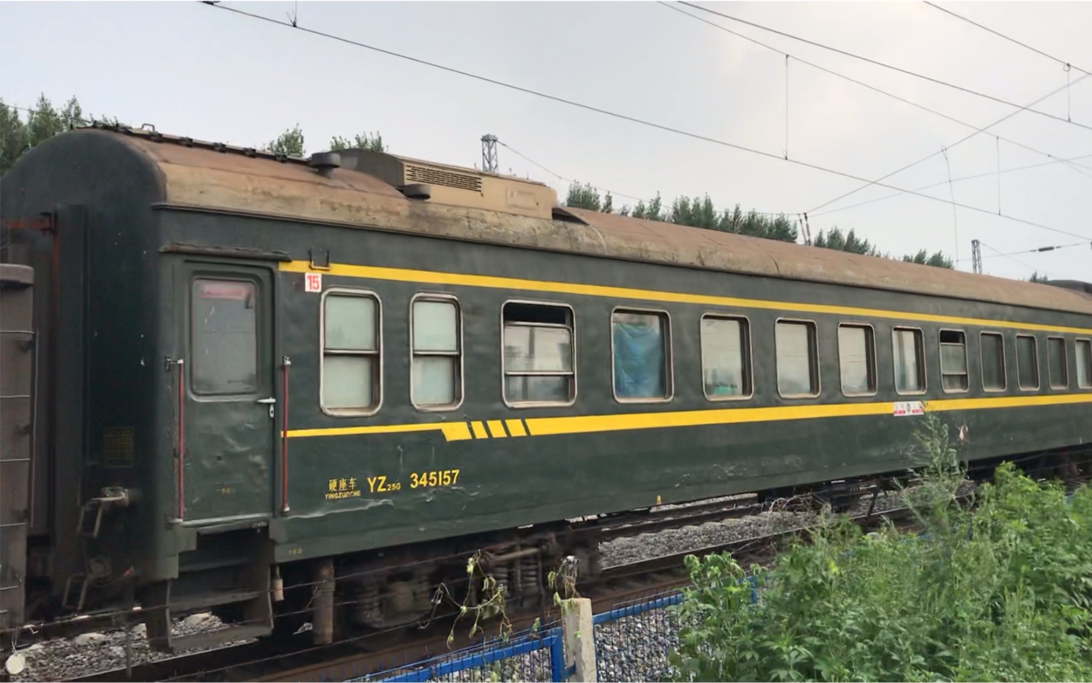5次技术直通列车鸣笛通过下行1道列尾回送西局西段yz25g345157一节