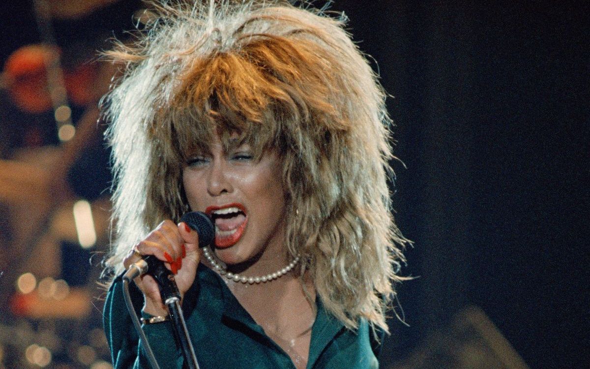 摇滚母狮tina turner去世,rod stewart在奥克兰演唱会上献唱90年代和