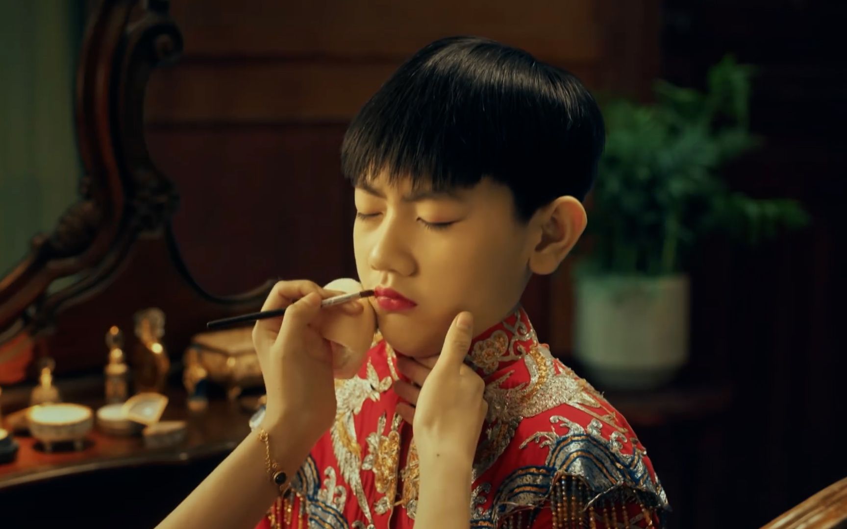 小男孩因长相俊美,被大人物的看上带回家,从此只能穿女装!