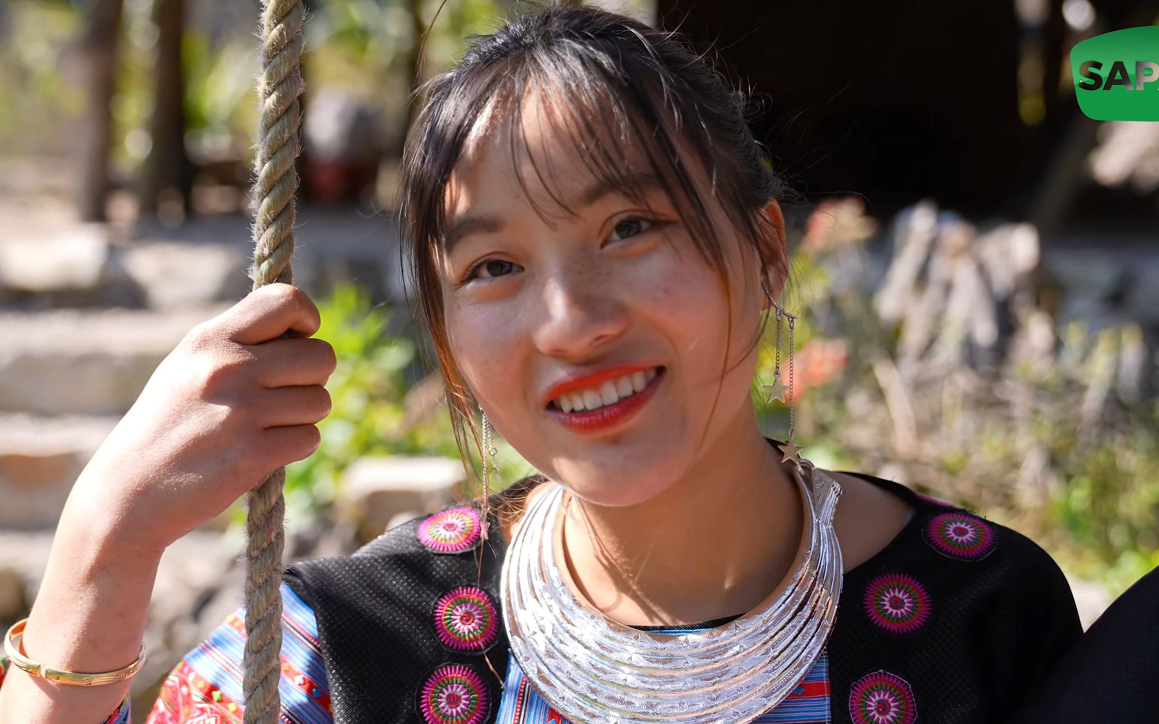 看到喜欢的妹子可以立刻抱回家当老婆,对,这正是越南苗族的风俗