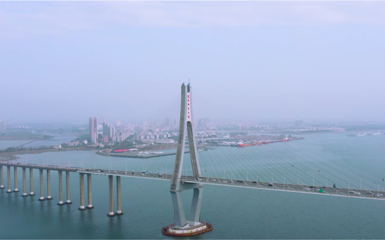 航拍湛江海湾大桥