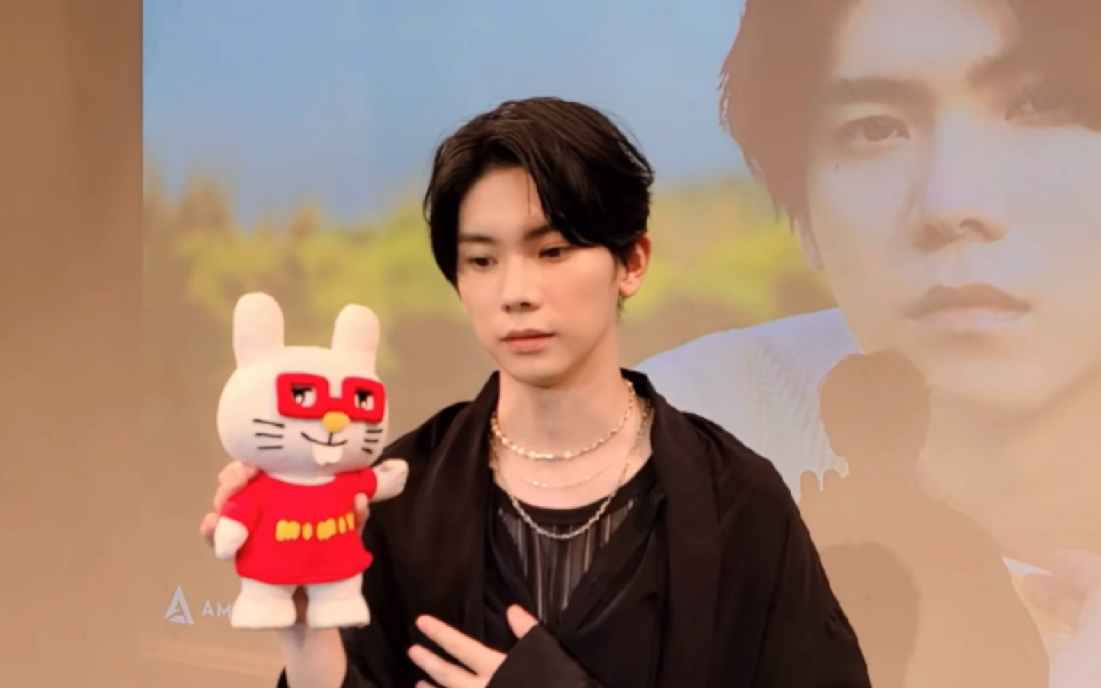 杨宇腾yu 日本举办第一次粉丝见面会后台采访 希望我们yu酱大红大紫