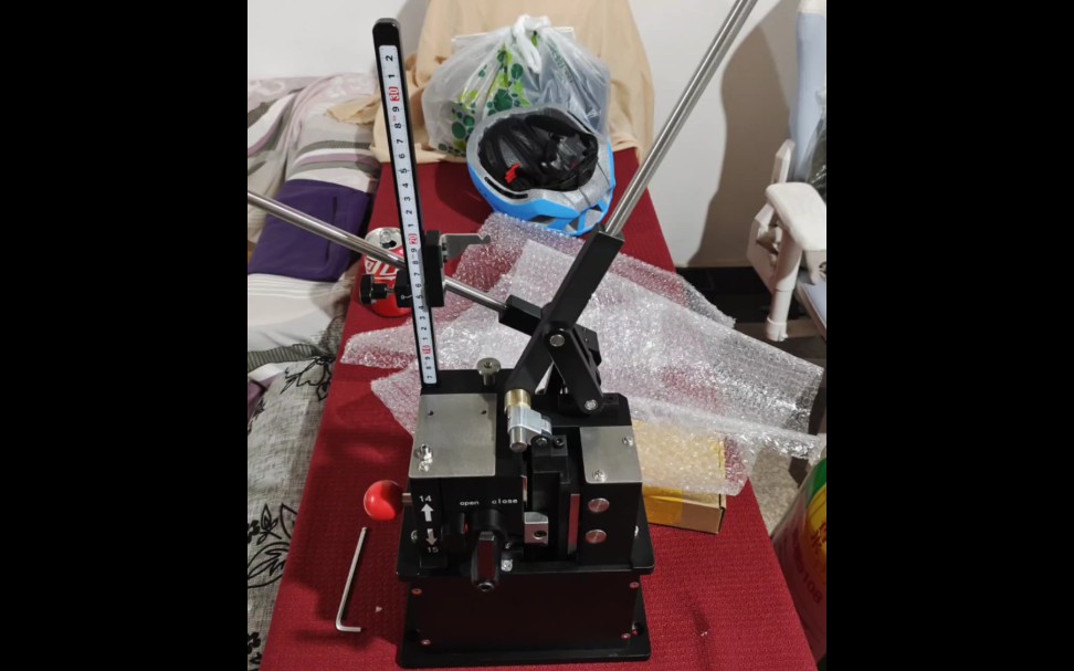 在上海开个单车工作室,辐条搓丝机使用演示,位置偏远,但当天就能编好