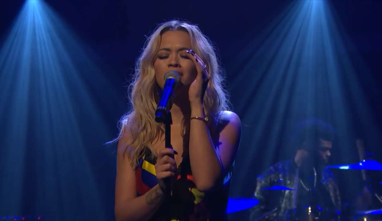 rita ora最新现场演唱新单《anywhere》