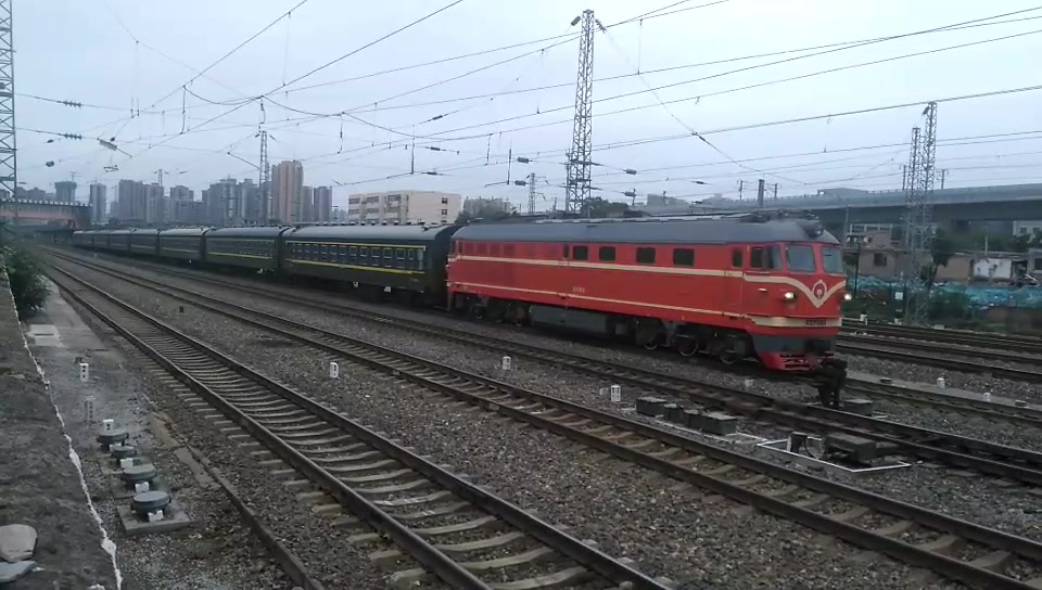 昵称橘子的df4b客运版内燃机车牵引韩城至西安7002次非空调小慢车