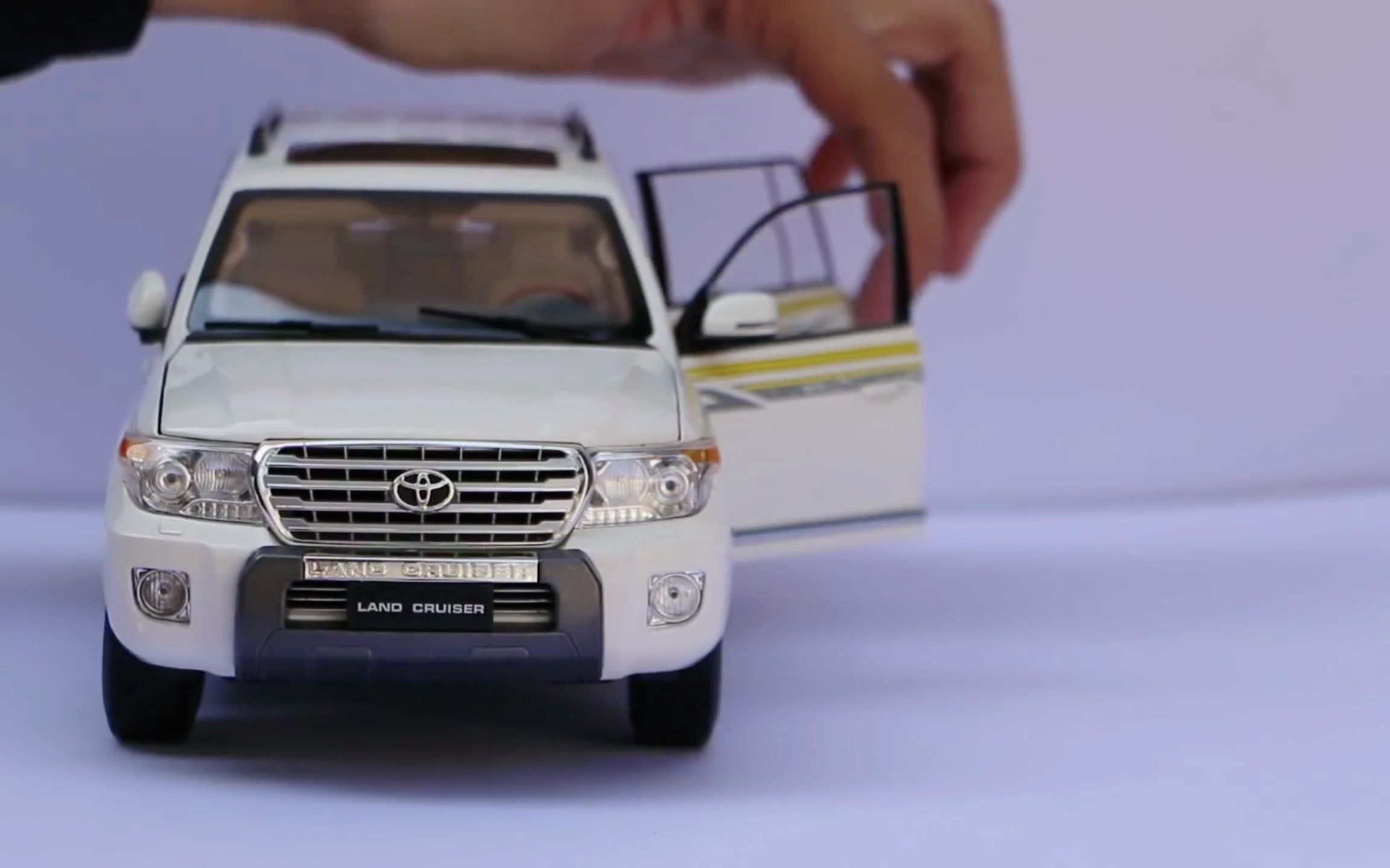 开箱丰田陆地巡洋舰V8 LC200 SUV,尺寸1:18压铸模型汽车!哔哩哔哩bilibili