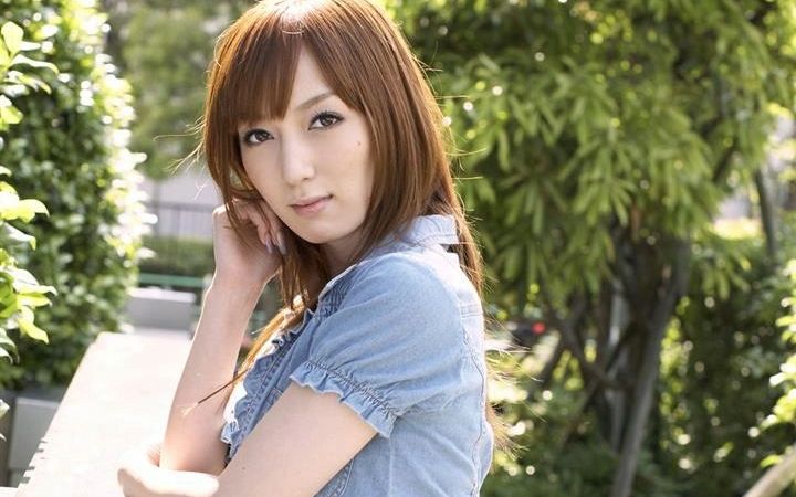 日本女演员冬月枫(冬月かえで)早年拍摄的都市丽人写真作品