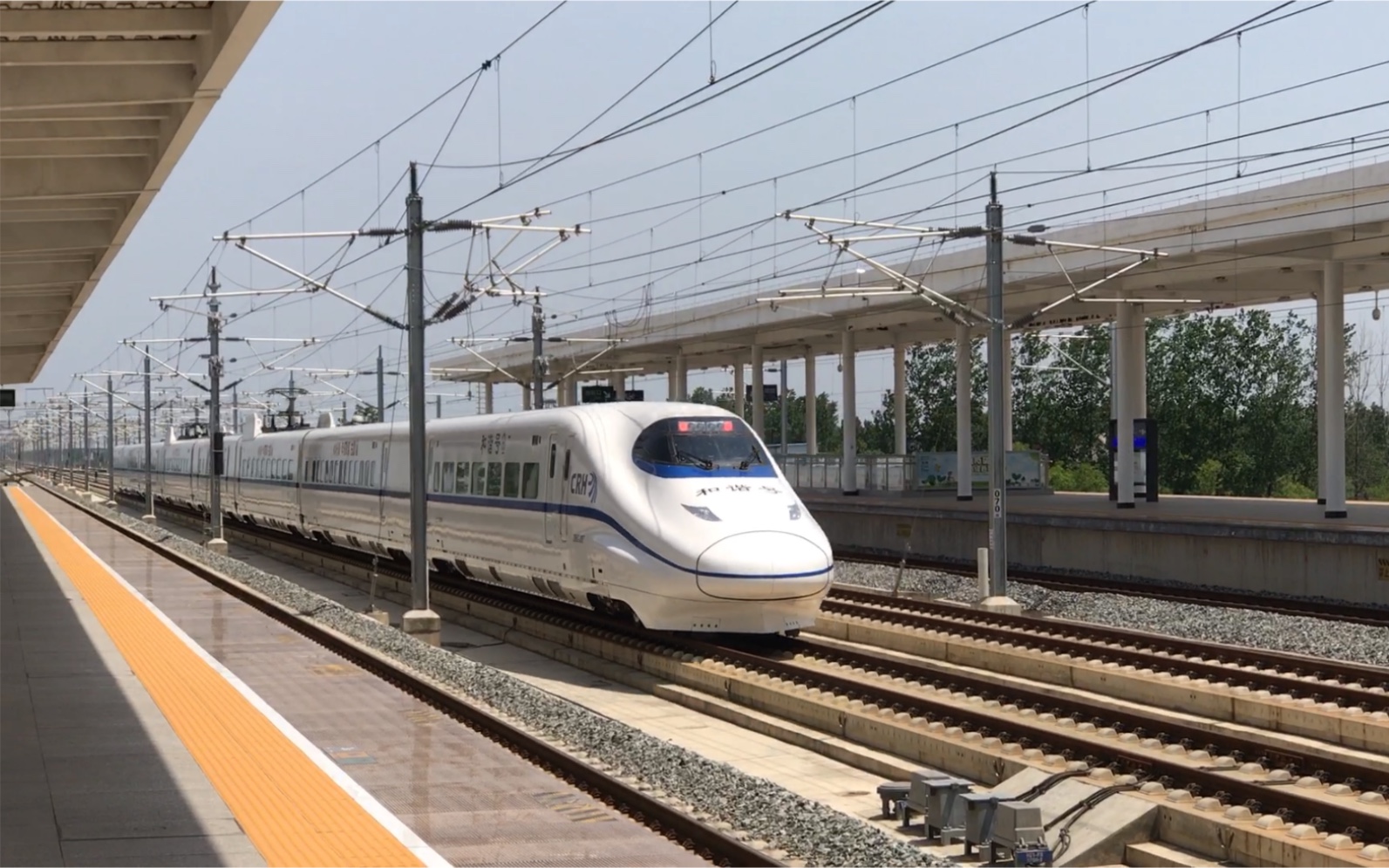 和谐号动车组通过淮南南站