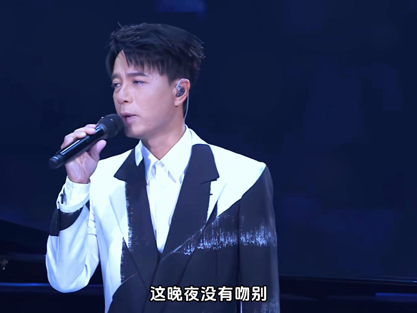 李克勤这首《月半小夜曲》,旋律优美歌声醉人,百听不厌的粤语金曲