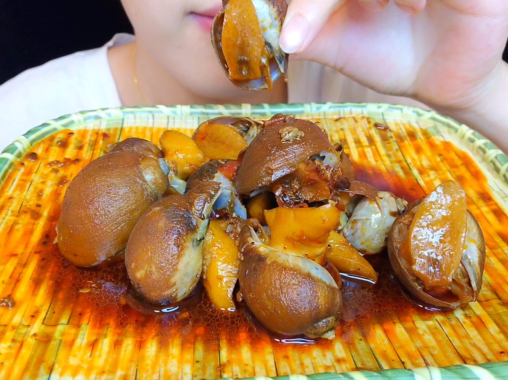 麻辣鲍螺~我纠结呀,我不吃里面的说我浪费,我吃了说我吃的是翔,众口难