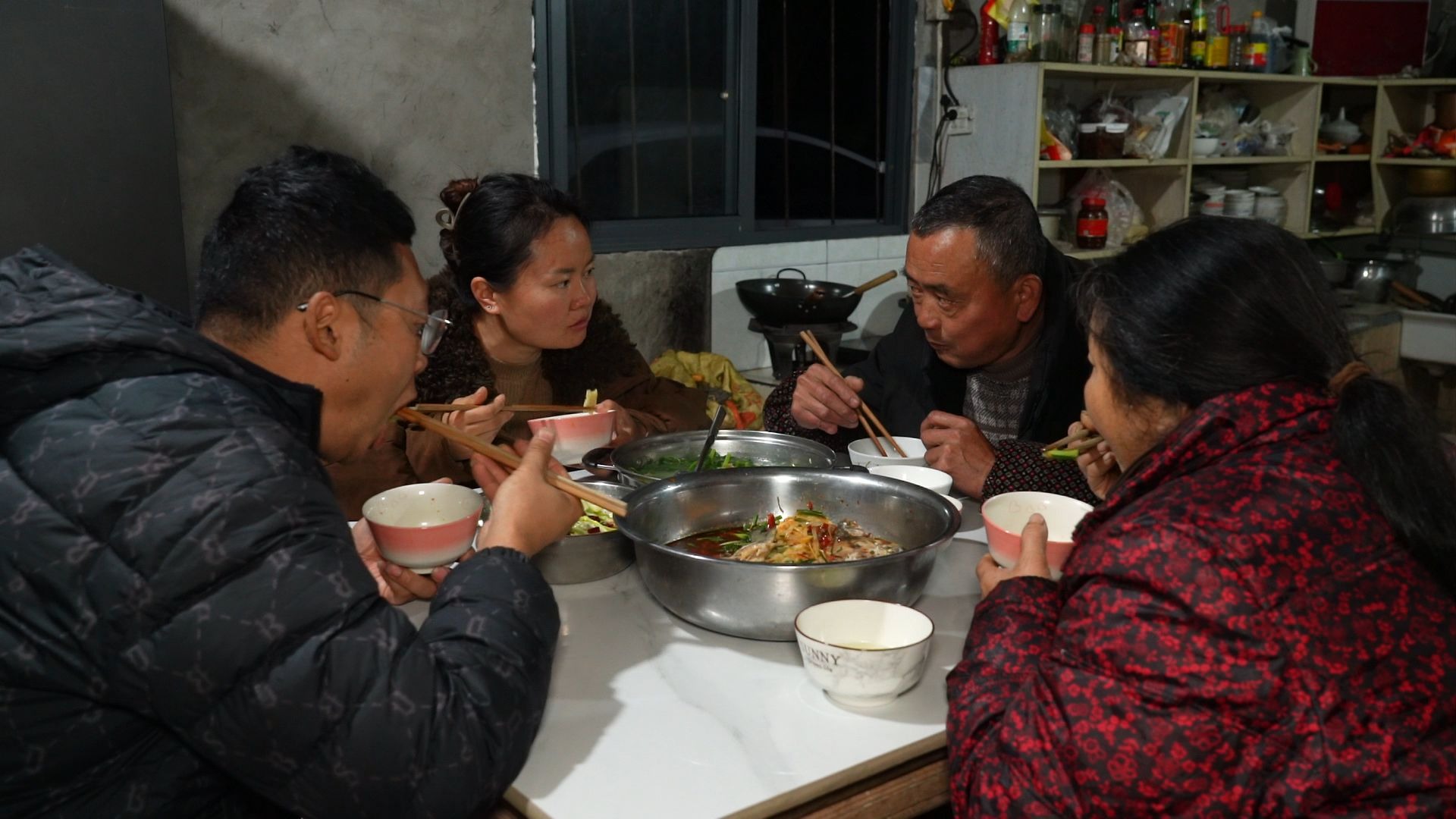 冬季草荒,二姐和我一路回胡大爷家扯红薯藤喂羊,阿波做一盆萝卜丝鲫鱼,鲜香美味真下饭-阿波的幸福生活-阿波的幸福生活-哔哩哔哩视频